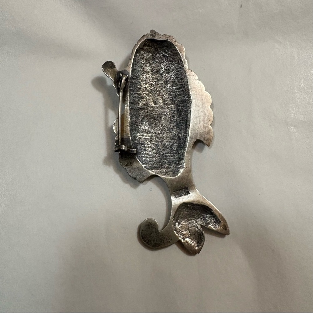 VGT Silver Fish-shaped Pendant Brooch Accessory Coral Eyes - Picture 3 of 5